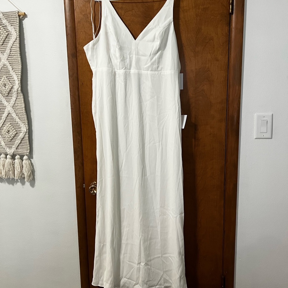 Lulu’s simple wedding dress